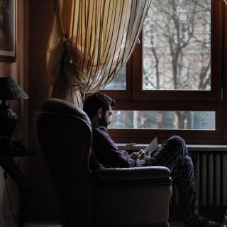 Hostel smeštaj - osoba sedi pored jelke
