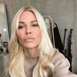 Pevačica - portret sa plavom kosom
