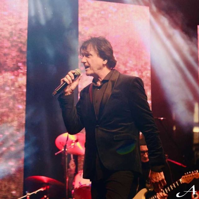 Koncert - pevač sa mikrofonom