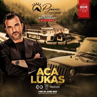 Nova godina - pevač ispred kuće