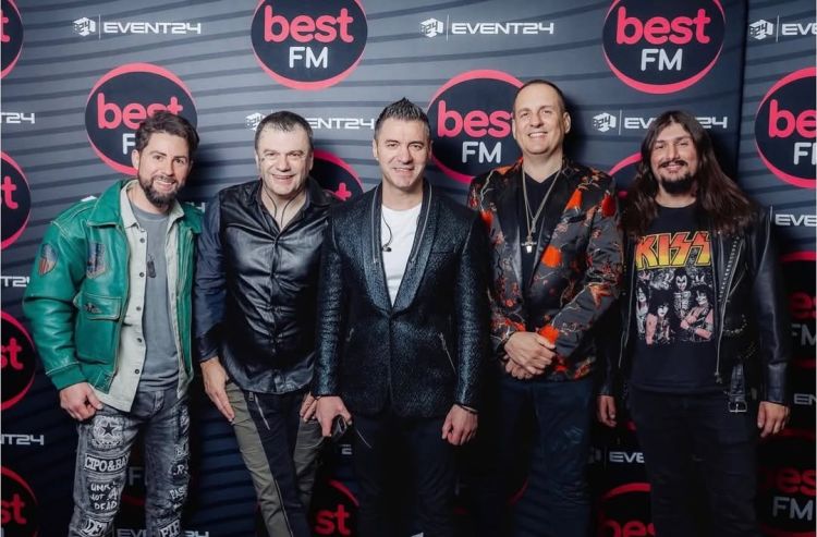 Doček Nove godine u Pirotu na trgu uz Amadeus bend