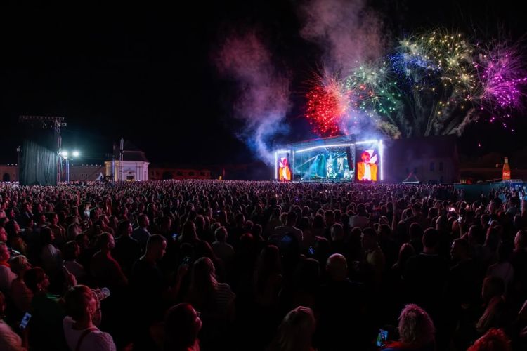 Ko je najplaćeniji pevač za doček Nove godine?